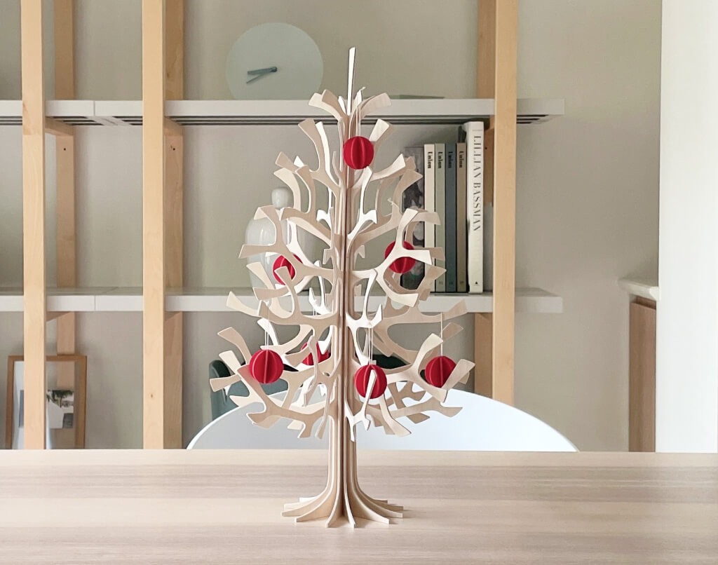 やっと見つけた！折り畳んで収納できるミニマルでおしゃれな北欧デザインのクリスマスツリー！ |  MADOYAN（マドヤン）｜みれば得するライフスタイルメディア