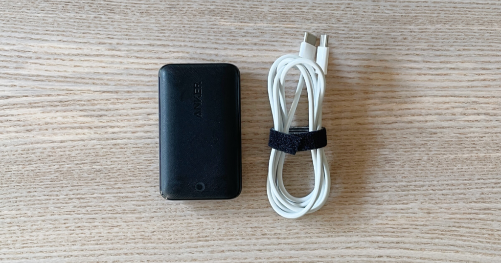 USB-Cタイプのケーブルと、ACアダプタ